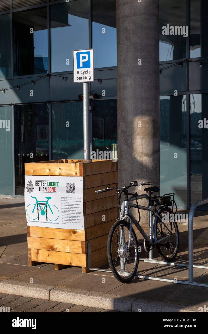 Besser verschlossen als gegangen, verriegeln Sie Sie Fahrrad Polizeischild, Ipswich, Suffolk, England, Großbritannien Stockfoto