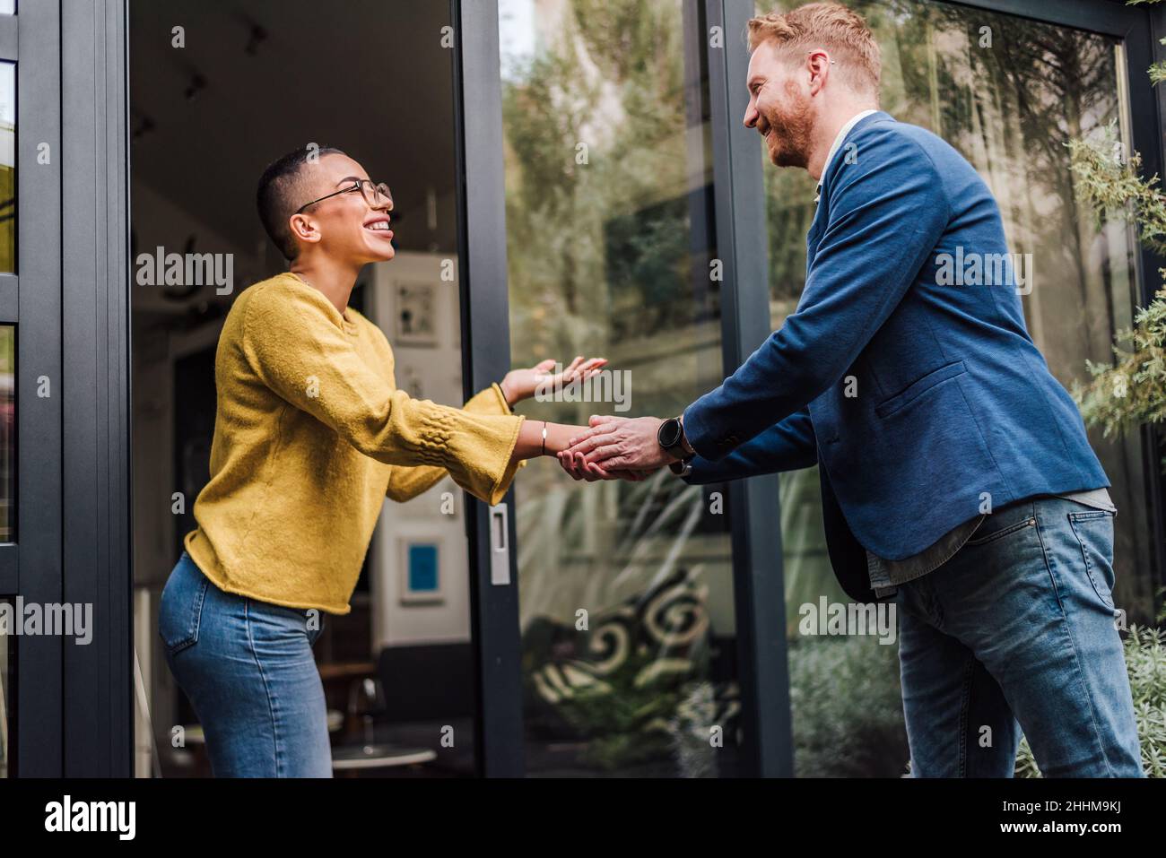 Händeschütteln Begrüßung eines guten alten Freundes, Kunden, Berufs- oder neuen Mitarbeiters, zwei Personen begrüßen sich gegenseitig Stockfoto