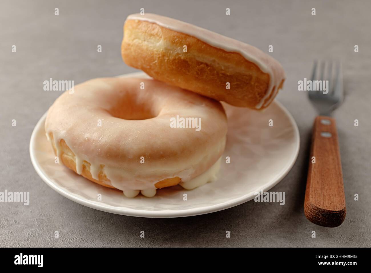 Weiche und süß glasierte Donuts mit Zucker beschichtet Stockfoto