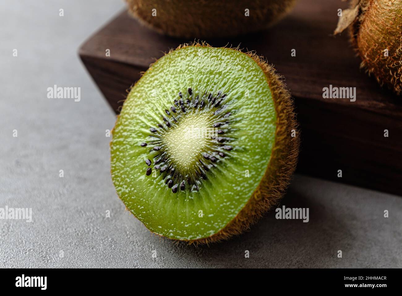 Süß-saure Kiwi mit schwarzen Samen und grünem Fleisch Stockfoto