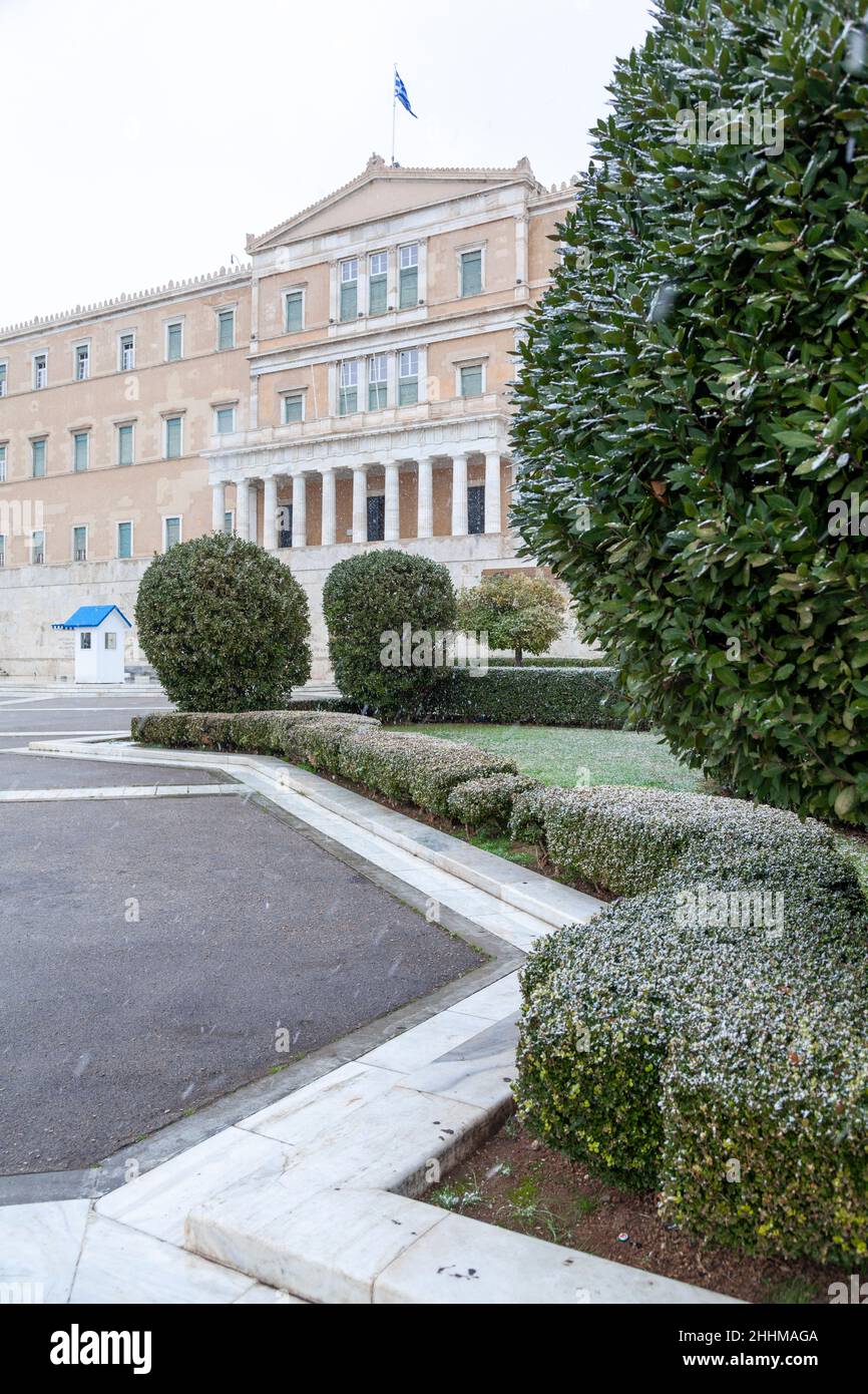 Griechisches Parlament während eines trüben Tages mit schlechter Sicht aufgrund von Schneefall im Januar 24th 2022, in der Innenstadt von Athen, Griechenland, Europa. Stockfoto