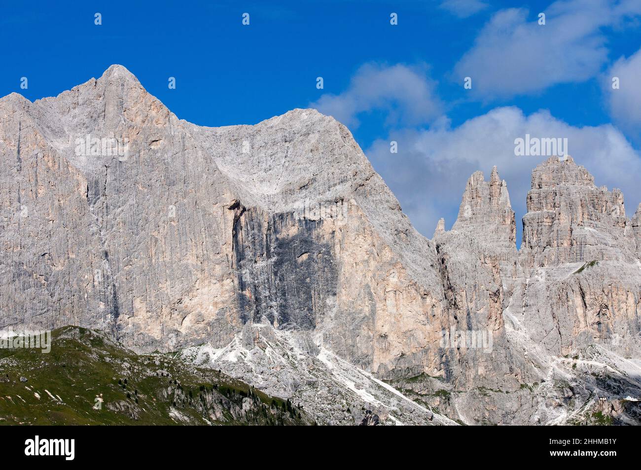 Rosengarten-Gruppe (mit Cima Rosengarten auf der linken Seite, 2981 m) und Vajolet-Türme, Trient, Trentino-Südtirol, Italien Stockfoto