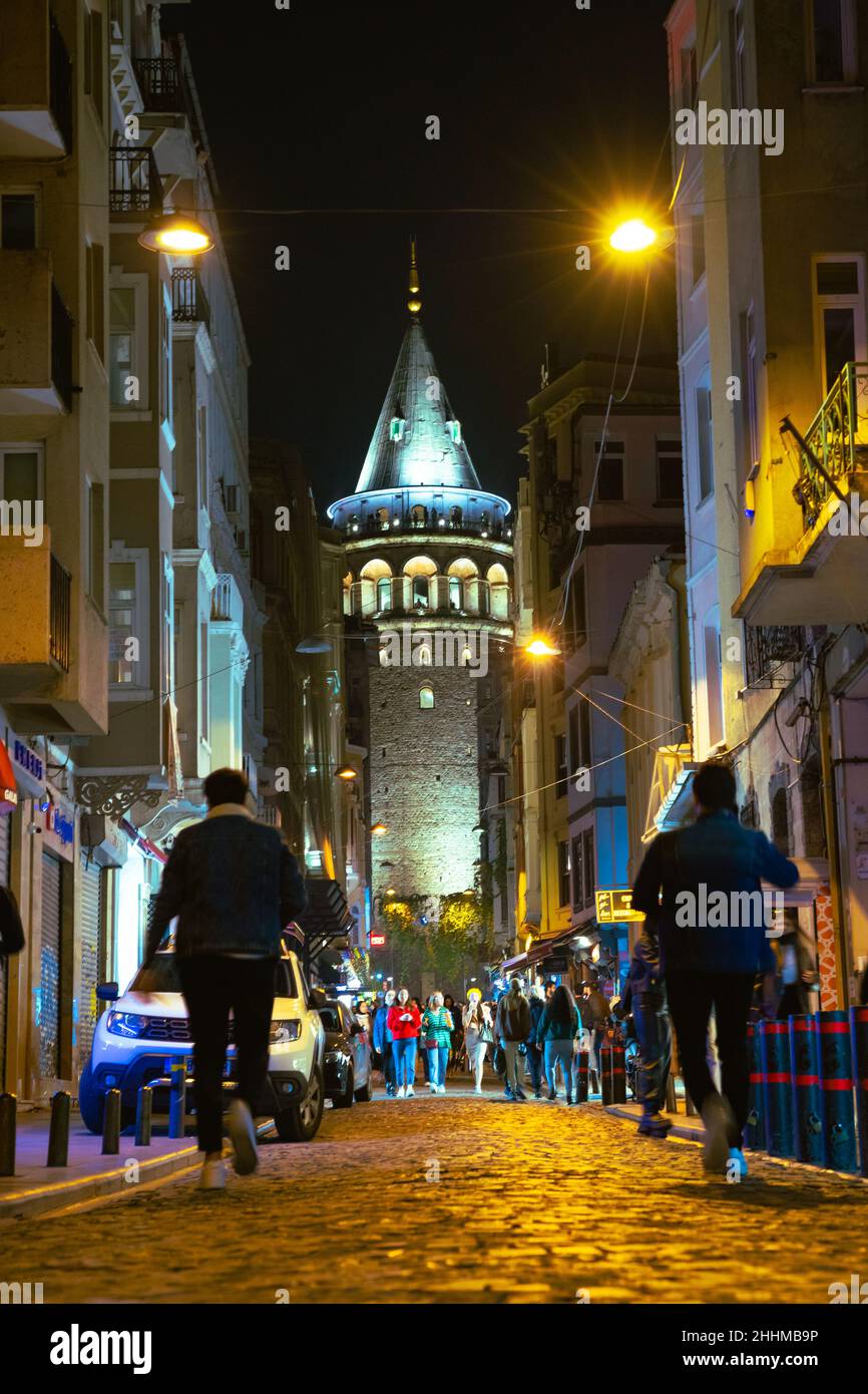 Istanbul Nächte. Menschen gehen auf der Straße und Galata Tower im Hintergrund. Reise nach Istanbul Hintergrundbild. Istanbul Türkei - 10.15.2021 Stockfoto