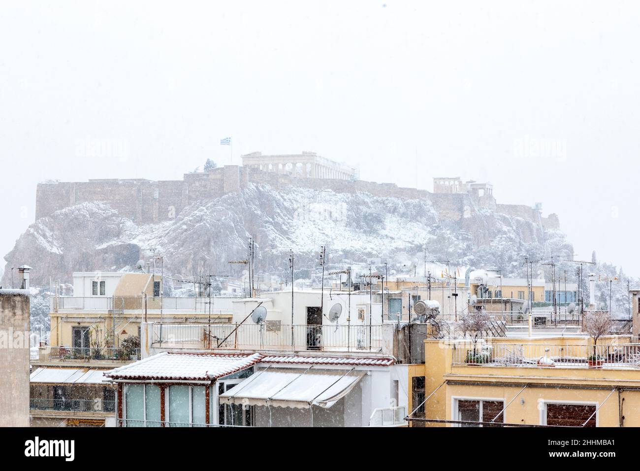Schneefall in Athen, Griechenland, im Januar 24th 2022. Der berühmte Akropolis-Hügel ist schneebedeckt und kann wegen der schlechten Sicht kaum gesehen werden. Stockfoto
