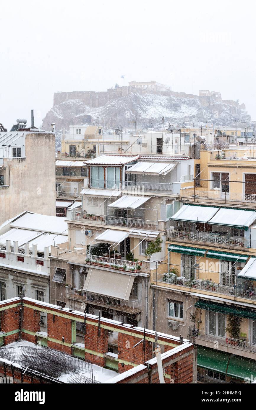 Schneefall in Athen, Griechenland, im Januar 24th 2022. Der berühmte Akropolis-Hügel ist schneebedeckt und kann wegen der schlechten Sicht kaum gesehen werden. Stockfoto