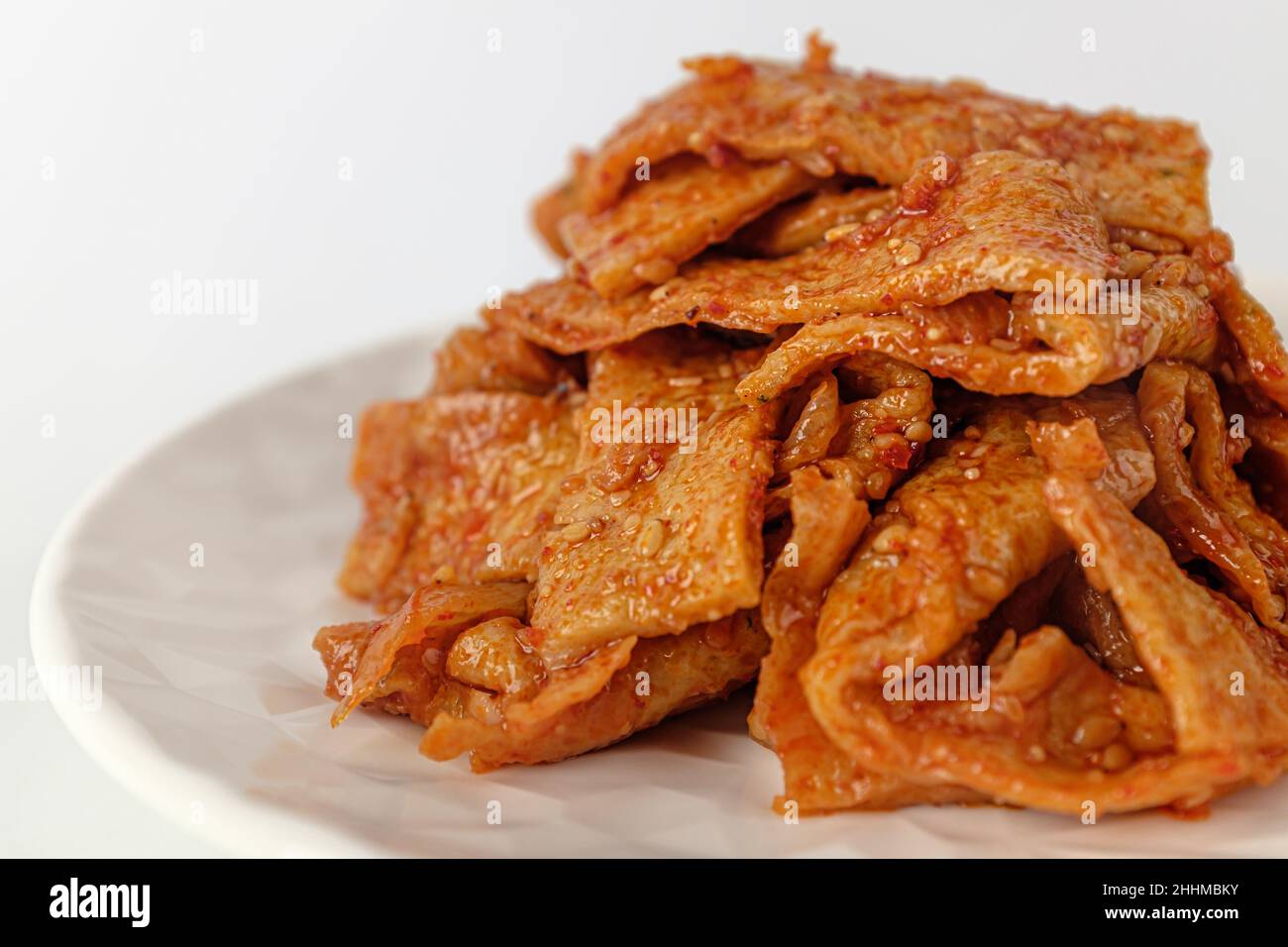 Gebratener Fischkuchen auf weißem Hintergrund Stockfoto