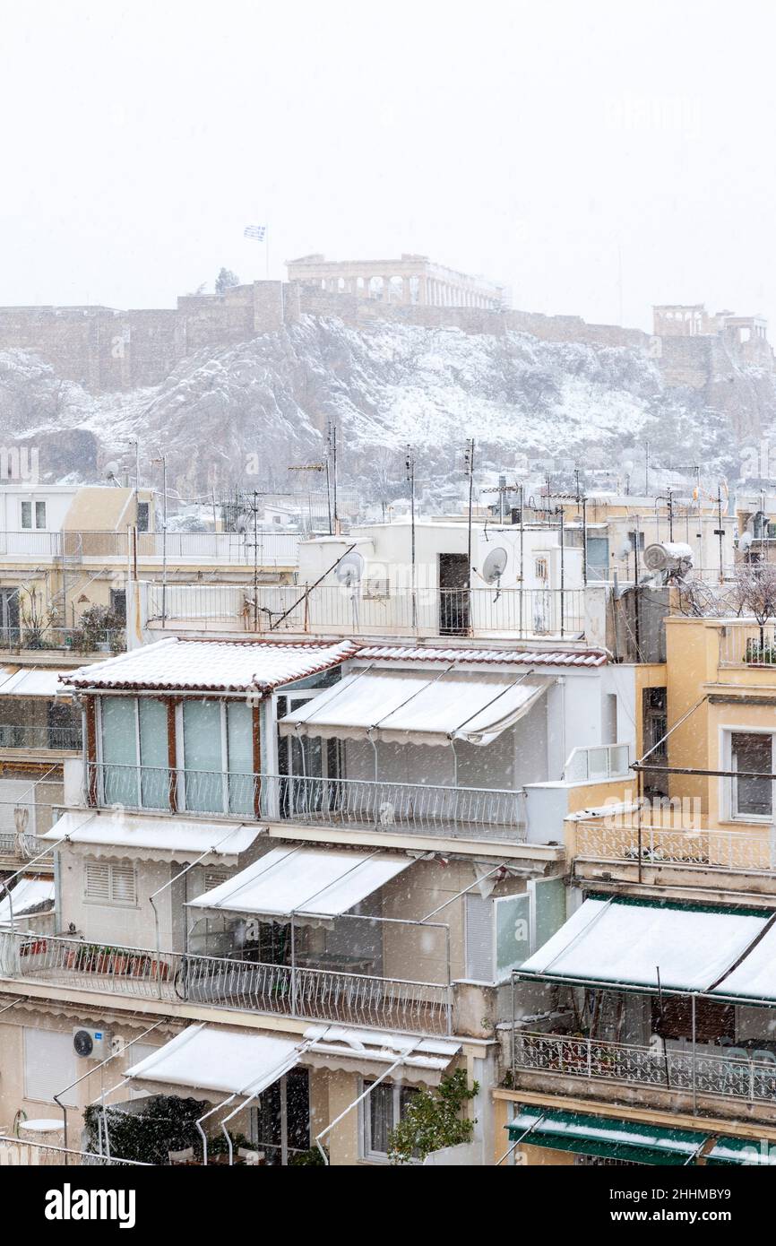 Schneefall in Athen, Griechenland, im Januar 24th 2022. Der berühmte Akropolis-Hügel ist schneebedeckt und kann wegen der schlechten Sicht kaum gesehen werden. Stockfoto