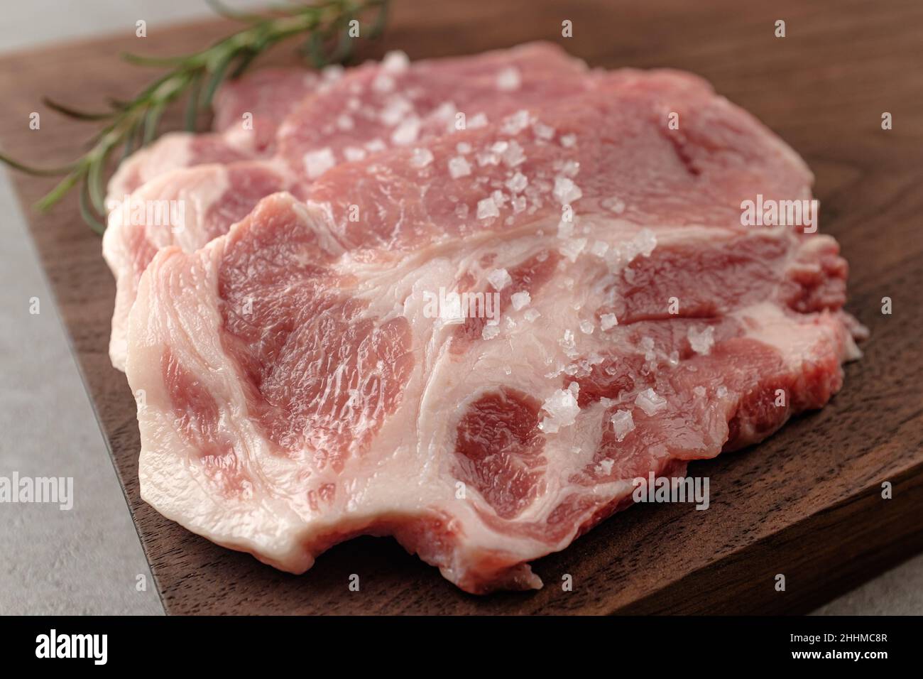 Geschnittener und frischer Schweinehals Stockfoto