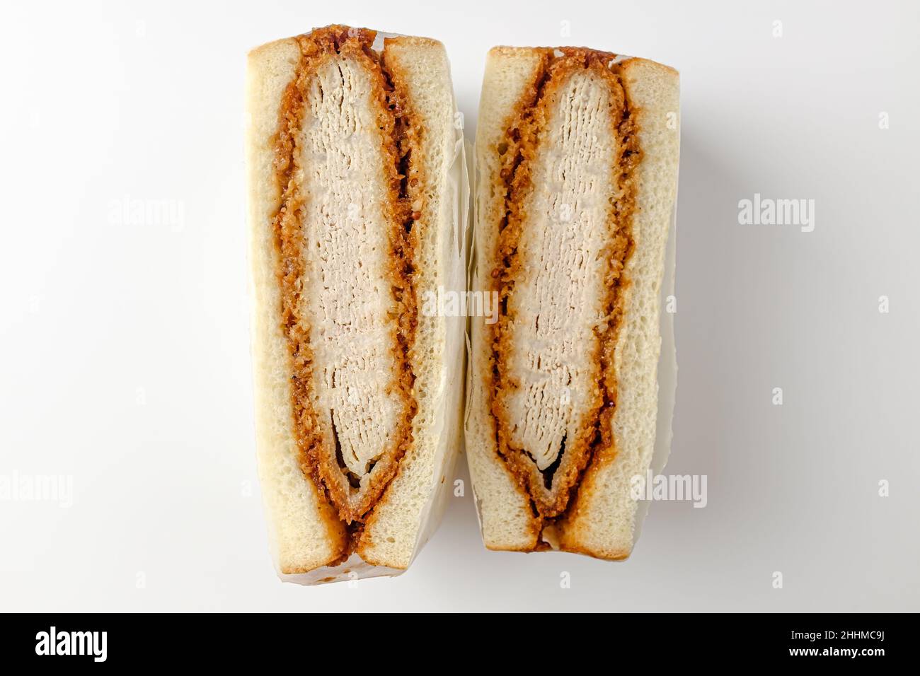 Tonkatsu-Sandwich auf weißem Hintergrund Stockfoto