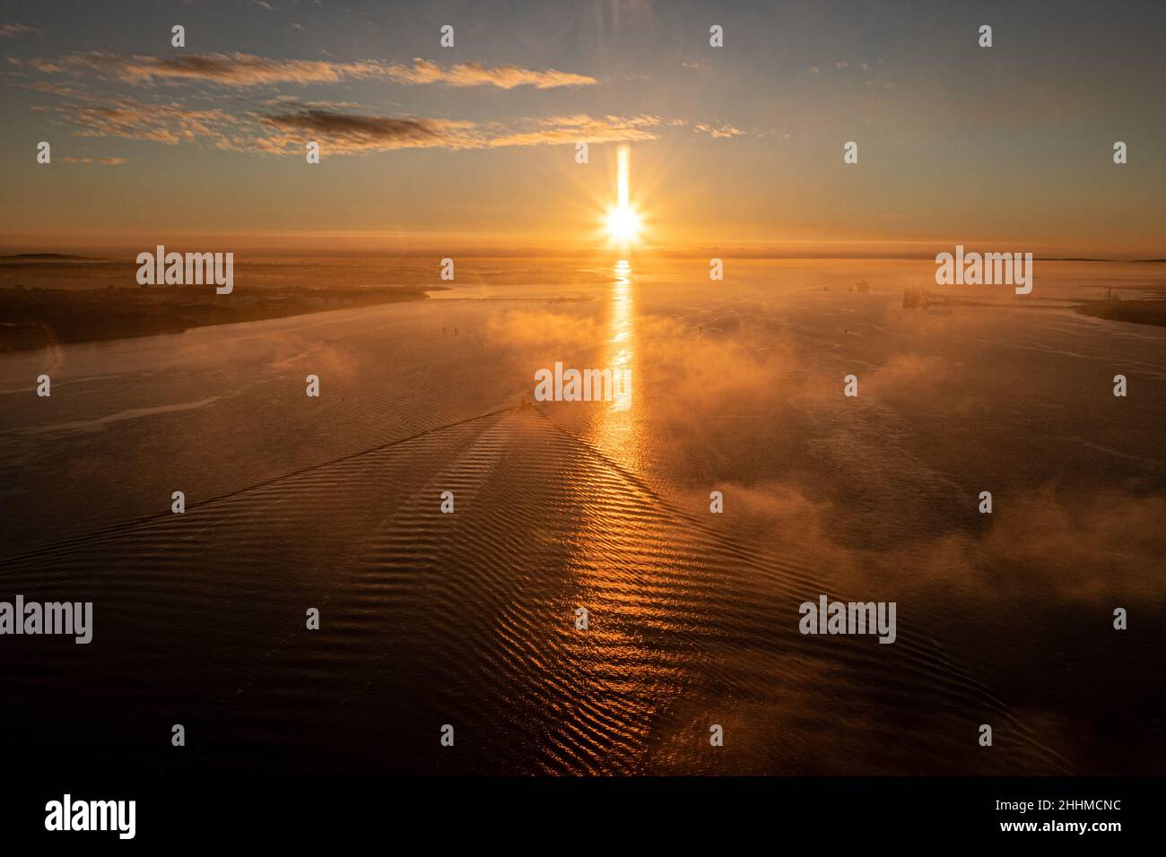 Sonnenaufgang über dem Meer und Nebel Southampton Gewässer Stockfoto