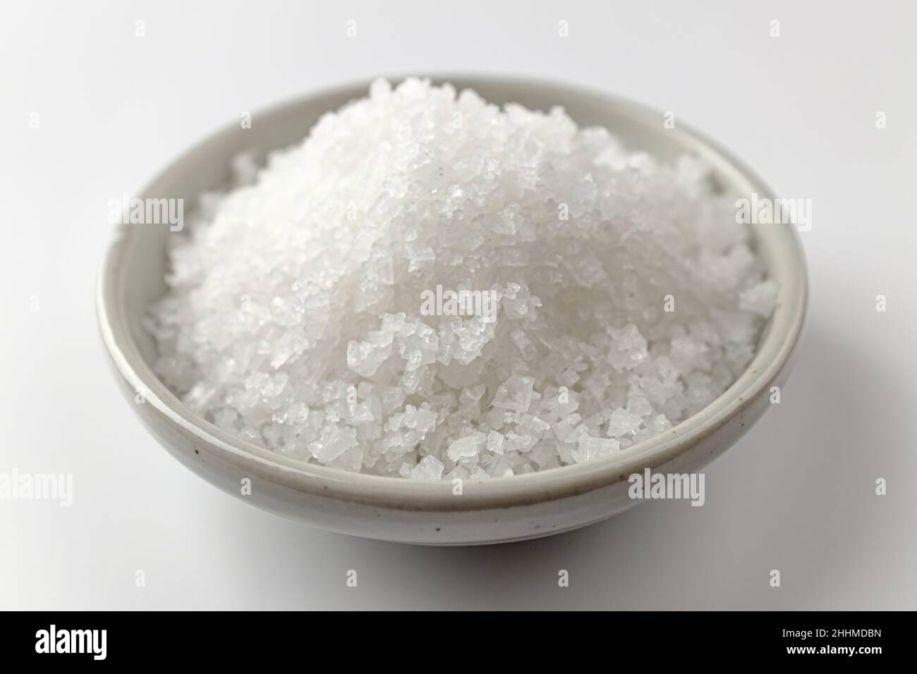 Salziges weißes Salz. Grobes Salz. Salzkörner Stockfoto