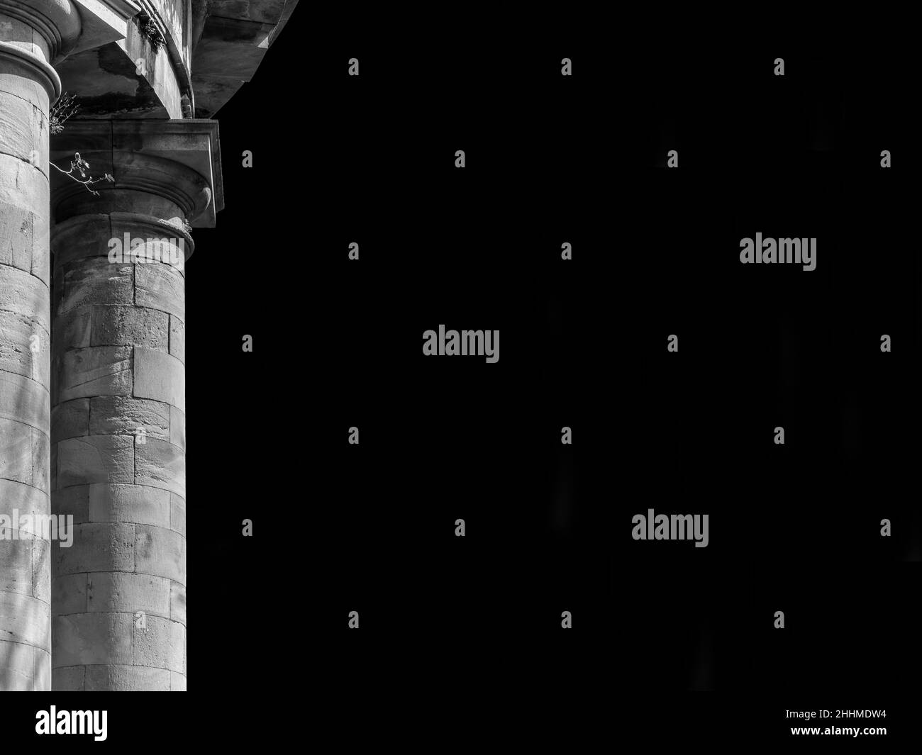 Alte Architektur. Die Steintempel-Zisterne von Lucca alte Aquädukt Ruinen mit dorischen Säulen im neoklassischen Stil im Jahr 1823 gebaut (schwarz und weiß wit Stockfoto