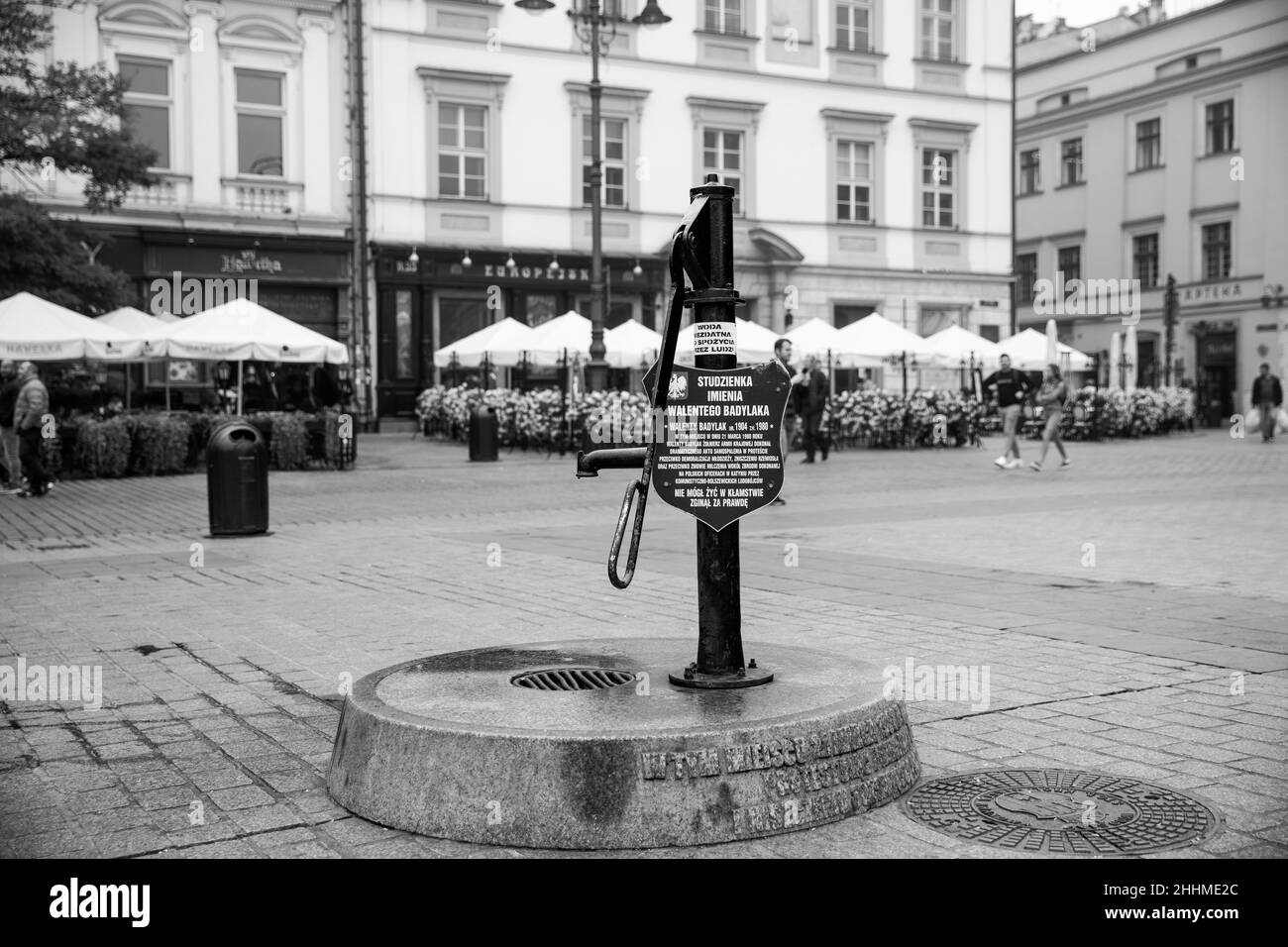 Wasserpumpe auf dem Marktplatz in Krakau, Polen Stockfoto
