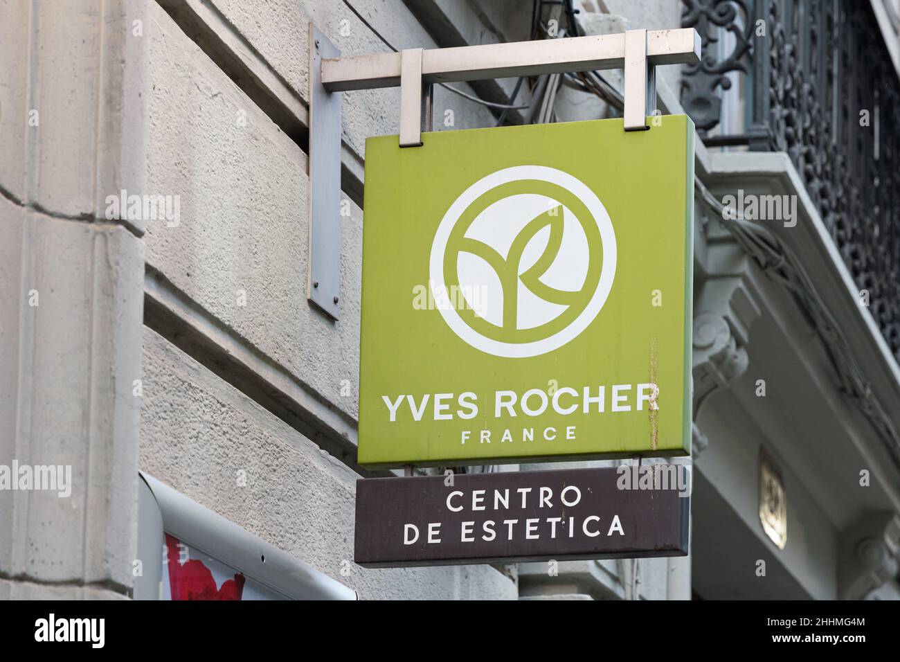 VALENCIA, SPANIEN - 24. JANUAR 2022: Yves Rocher ist eine weltweite Kosmetik- und Schönheitsmarke Stockfoto