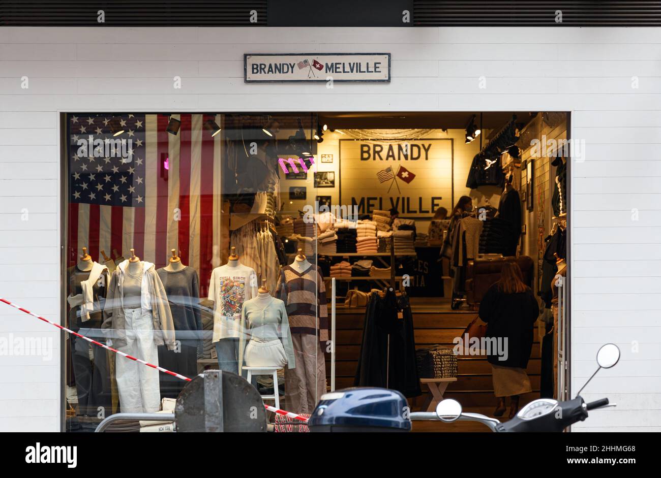 VALENCIA, SPANIEN - 24. JANUAR 2022: Brandy Melville ist eine europäische Bekleidungs- und Modezubehörmarke Stockfoto