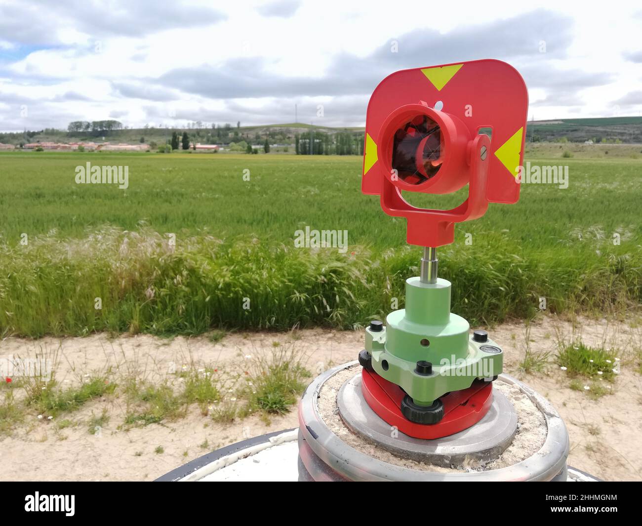 Vermessung von kreisförmigem Prisma, das während der Bauarbeiten verwendet wird. Topografisches Übersichtskonzept Stockfoto