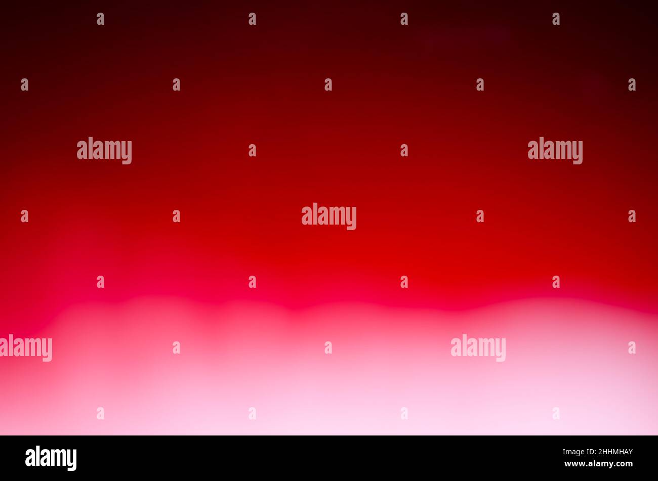 Abstrakter mehrfarbiger Hintergrund mit verschwommenen roten Verläufen und Texturen Stockfoto