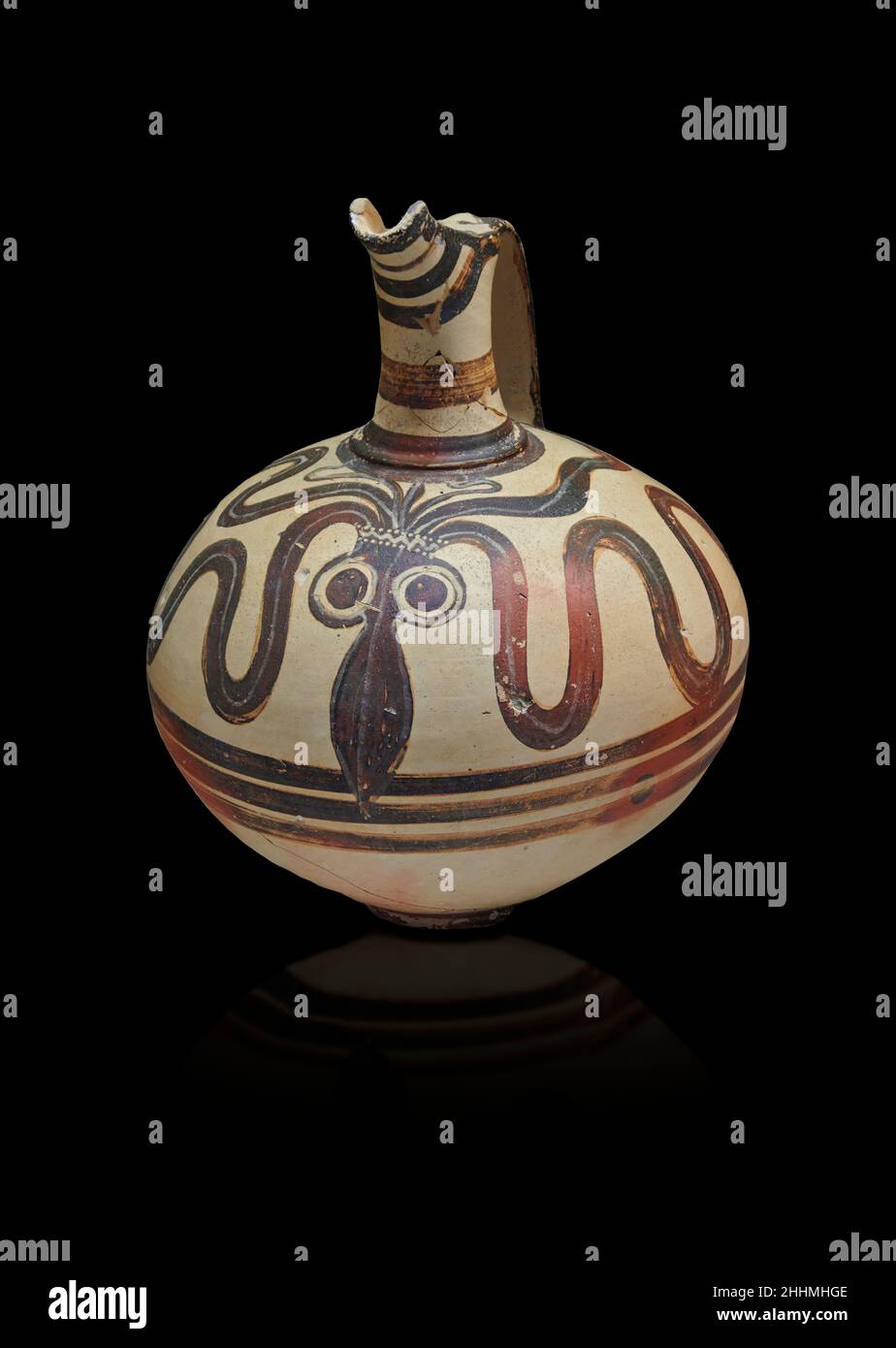 Mykenische Keramik - Terrakotta-Schnabelkrug mit Tintenfisch-Design, Berbati-Kammergrab III, 1350-1300 v. Chr. Archäologisches Museum Nafplio. . Gegen Schwarz Stockfoto