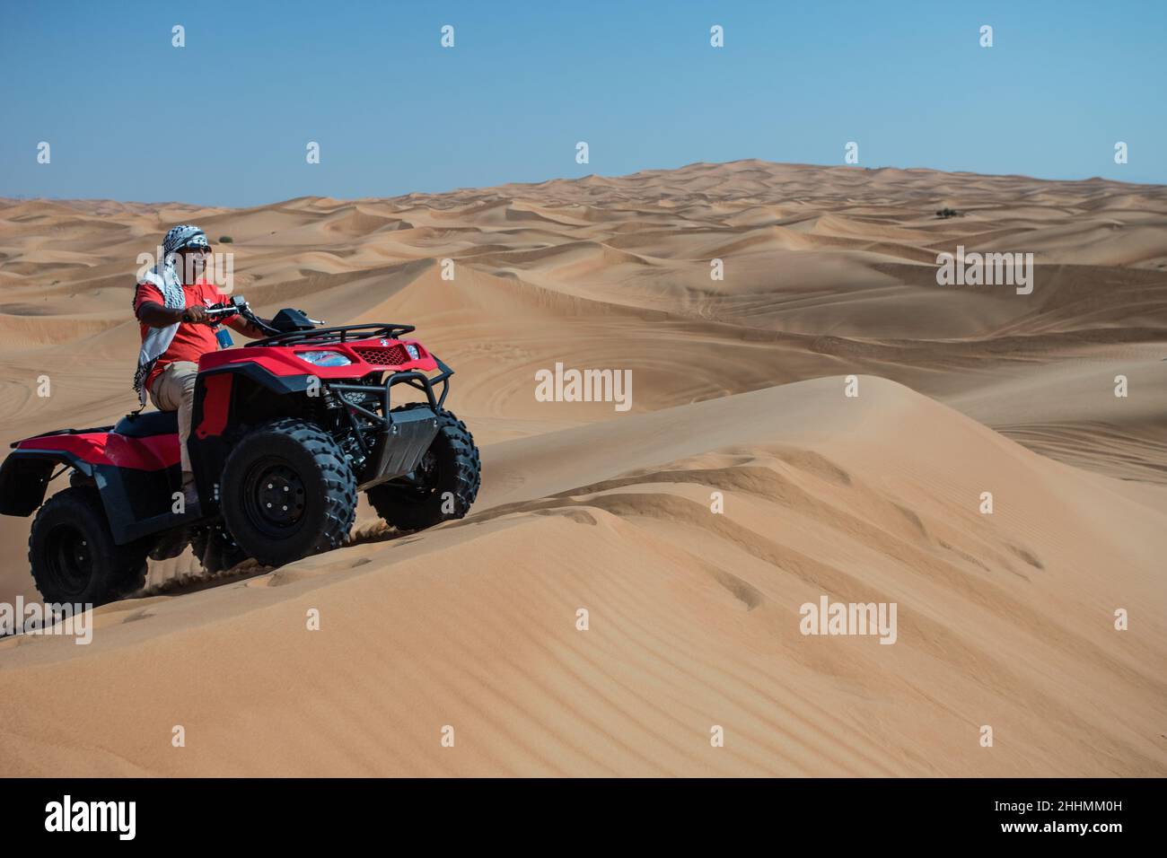 Quad-Fahren und Dune-Bashing auf einer Wüstensafari in Dubai, VAE. Stockfoto