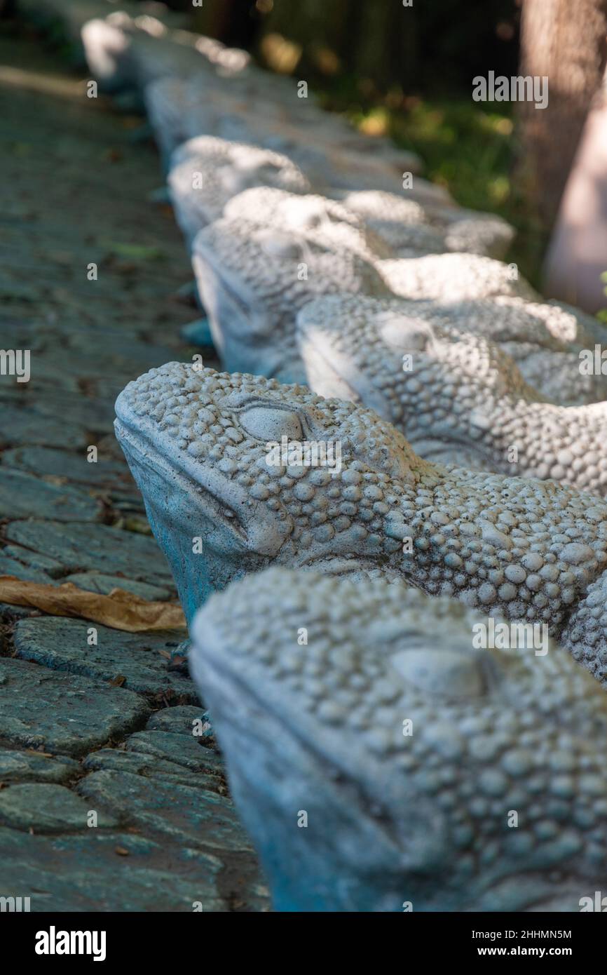 Froschskulpturen aus Beton oder Stein im Garten der Burg Ravadinovo, Bulgarien. Stockfoto