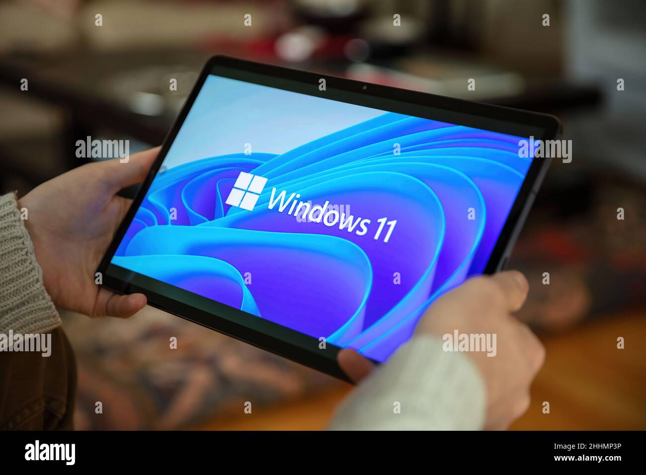 Griechenland Athen, Januar 23 2022. Windows 11 neues Microsoft-Betriebssystem-Logo auf dem digitalen Tablet-Bildschirm. Stockfoto