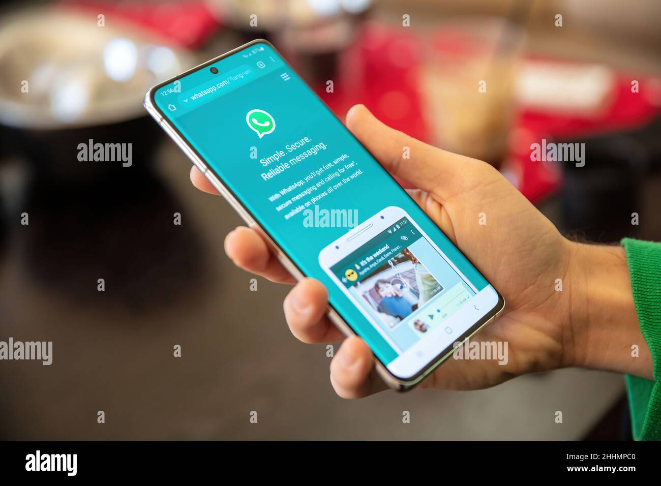 Griechenland Athen, Januar 23 2022. WhatsApp Messenger Kommunikations-App-Logo auf dem Handy-Display Stockfoto