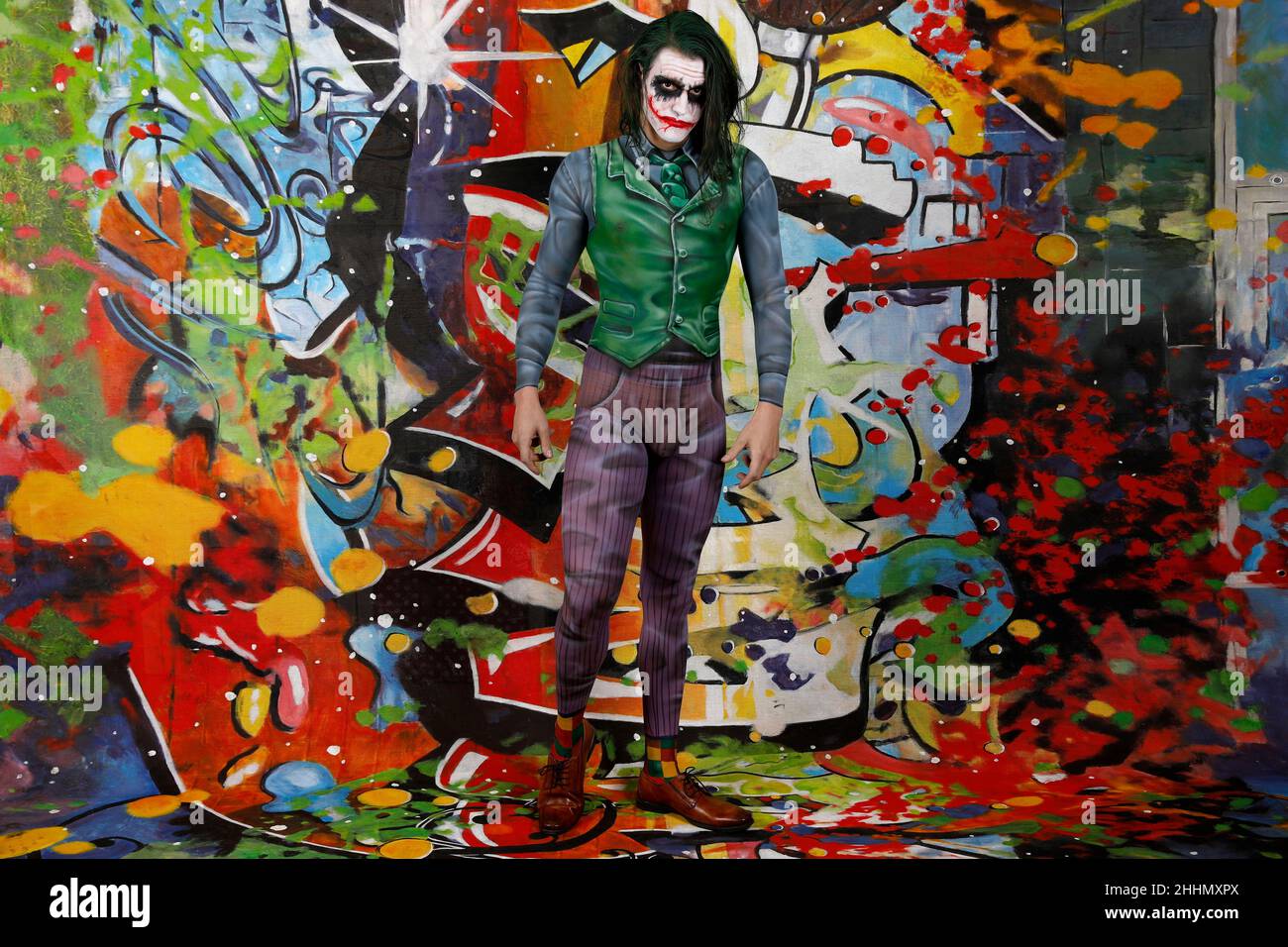 GEEK ART - Bodypainting und Transformaking: Joker trifft Riddler Fotoshooting mit Patrick Kiel als Joker im Duesterwald Studio am 23. Januar 2022 in Hamelin - Ein Projekt der Fotografin Tschiponnique Skupin und des Bodypainters Enrico Lein Stockfoto