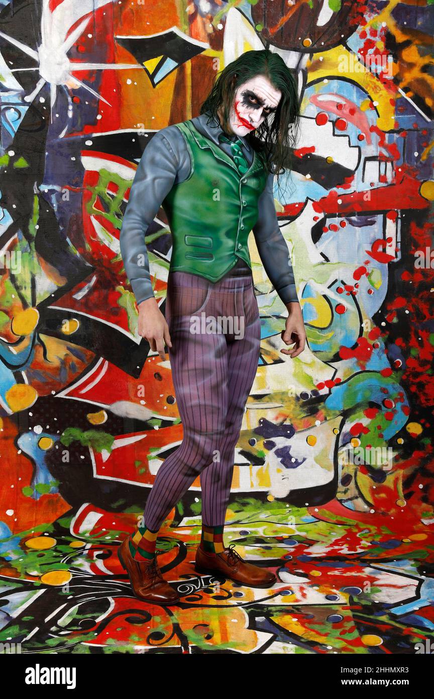 GEEK ART - Bodypainting und Transformaking: Joker trifft Riddler Fotoshooting mit Patrick Kiel als Joker im Duesterwald Studio am 23. Januar 2022 in Hamelin - Ein Projekt der Fotografin Tschiponnique Skupin und des Bodypainters Enrico Lein Stockfoto