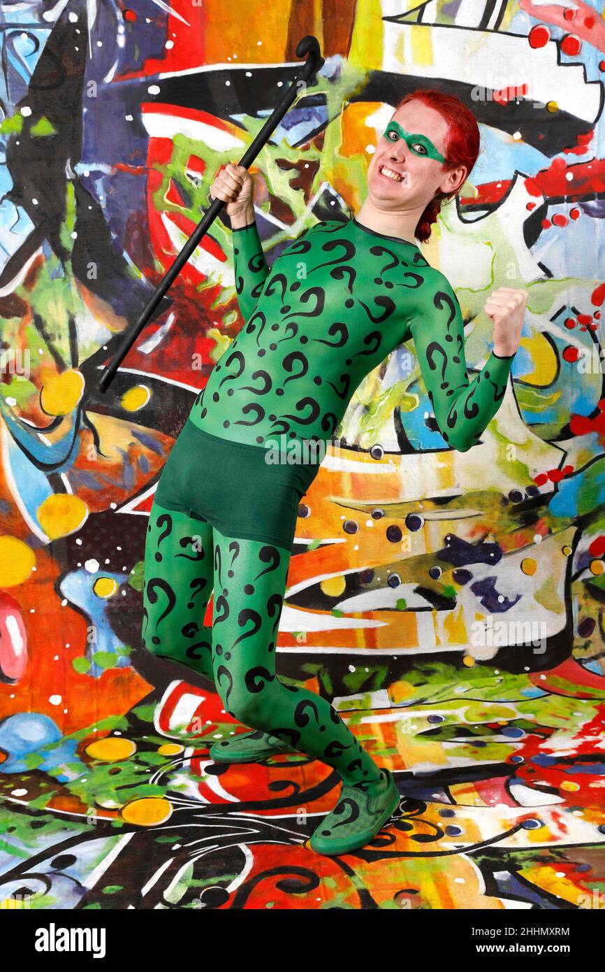 GEEK ART - Bodypainting und Transformaking: Joker trifft Riddler Fotoshooting mit Paul Skupin als Riddler im Duesterwald Studio am 23. Januar 2022 in Hamelin - Ein Projekt der Fotografin Tschiponnique Skupin und des Bodypainters Enrico Lein Stockfoto