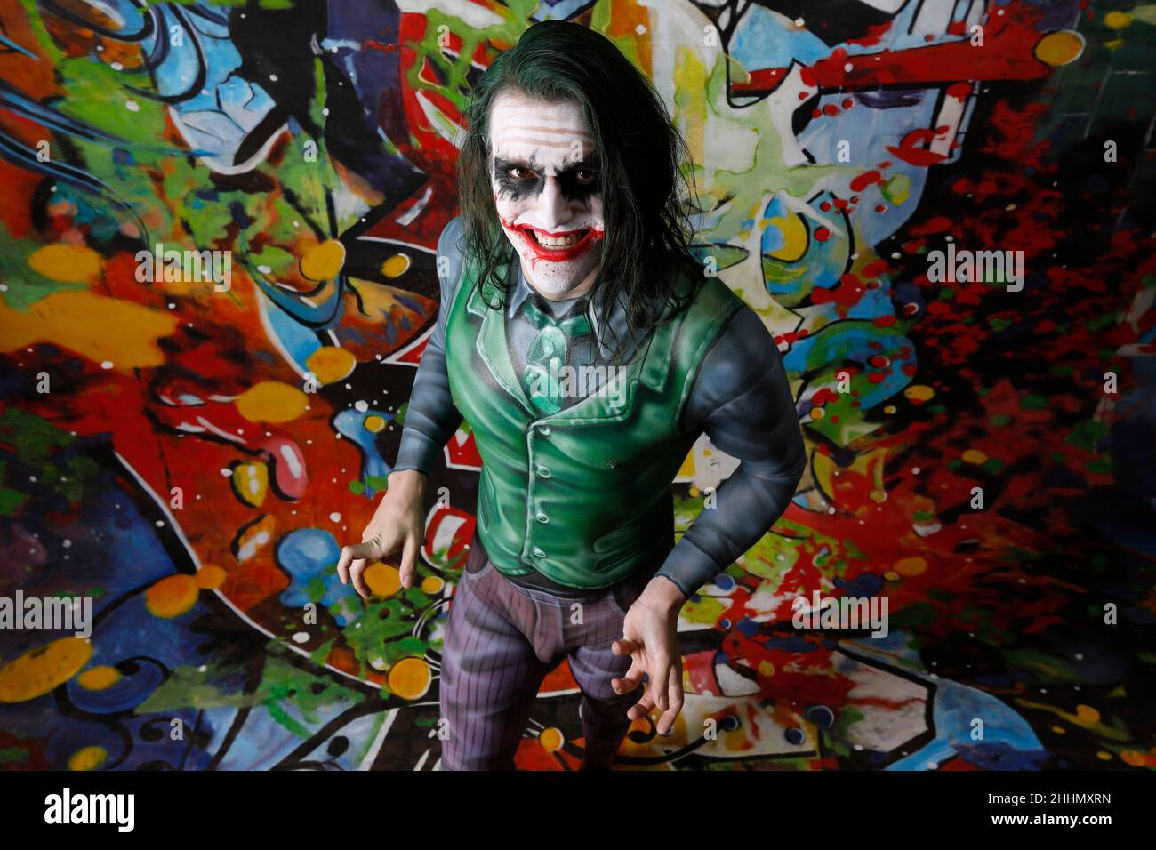 GEEK ART - Bodypainting und Transformaking: Joker trifft Riddler Fotoshooting mit Patrick Kiel als Joker im Duesterwald Studio am 23. Januar 2022 in Hamelin - Ein Projekt der Fotografin Tschiponnique Skupin und des Bodypainters Enrico Lein Stockfoto