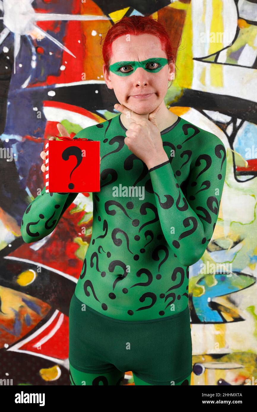 GEEK ART - Bodypainting und Transformaking: Joker trifft Riddler Fotoshooting mit Paul Skupin als Riddler im Duesterwald Studio am 23. Januar 2022 in Hamelin - Ein Projekt der Fotografin Tschiponnique Skupin und des Bodypainters Enrico Lein Stockfoto