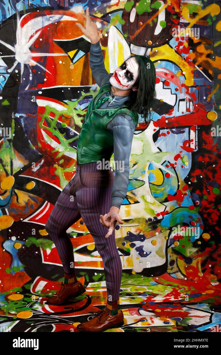 GEEK ART - Bodypainting und Transformaking: Joker trifft Riddler Fotoshooting mit Patrick Kiel als Joker im Duesterwald Studio am 23. Januar 2022 in Hamelin - Ein Projekt der Fotografin Tschiponnique Skupin und des Bodypainters Enrico Lein Stockfoto