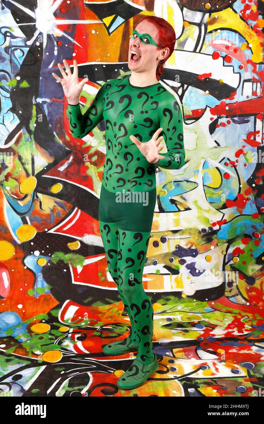 GEEK ART - Bodypainting und Transformaking: Joker trifft Riddler Fotoshooting mit Paul Skupin als Riddler im Duesterwald Studio am 23. Januar 2022 in Hamelin - Ein Projekt der Fotografin Tschiponnique Skupin und des Bodypainters Enrico Lein Stockfoto