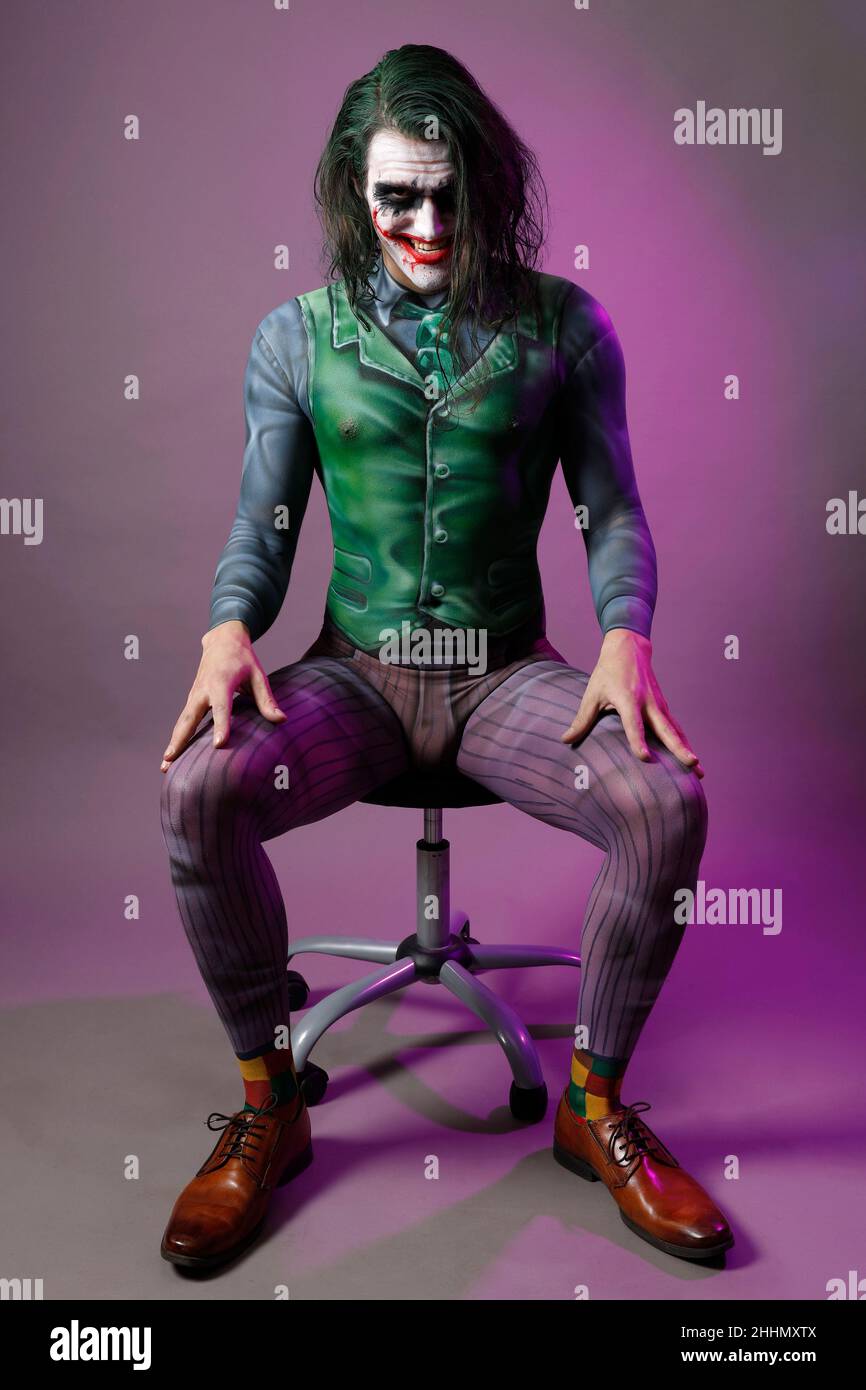 GEEK ART - Bodypainting und Transformaking: Joker trifft Riddler Fotoshooting mit Patrick Kiel als Joker im Duesterwald Studio am 23. Januar 2022 in Hamelin - Ein Projekt der Fotografin Tschiponnique Skupin und des Bodypainters Enrico Lein Stockfoto