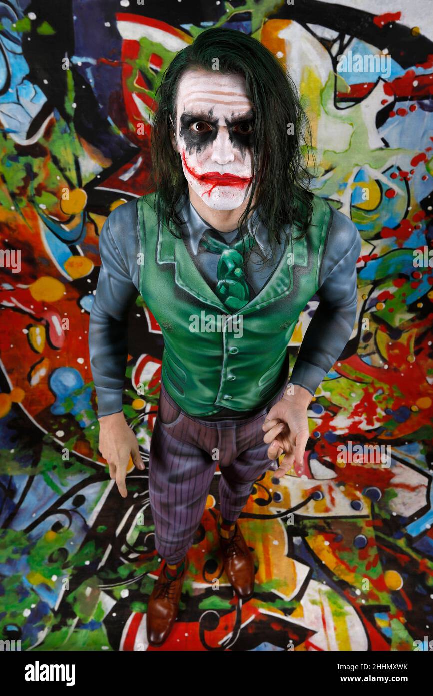 GEEK ART - Bodypainting und Transformaking: Joker trifft Riddler Fotoshooting mit Patrick Kiel als Joker im Duesterwald Studio am 23. Januar 2022 in Hamelin - Ein Projekt der Fotografin Tschiponnique Skupin und des Bodypainters Enrico Lein Stockfoto
