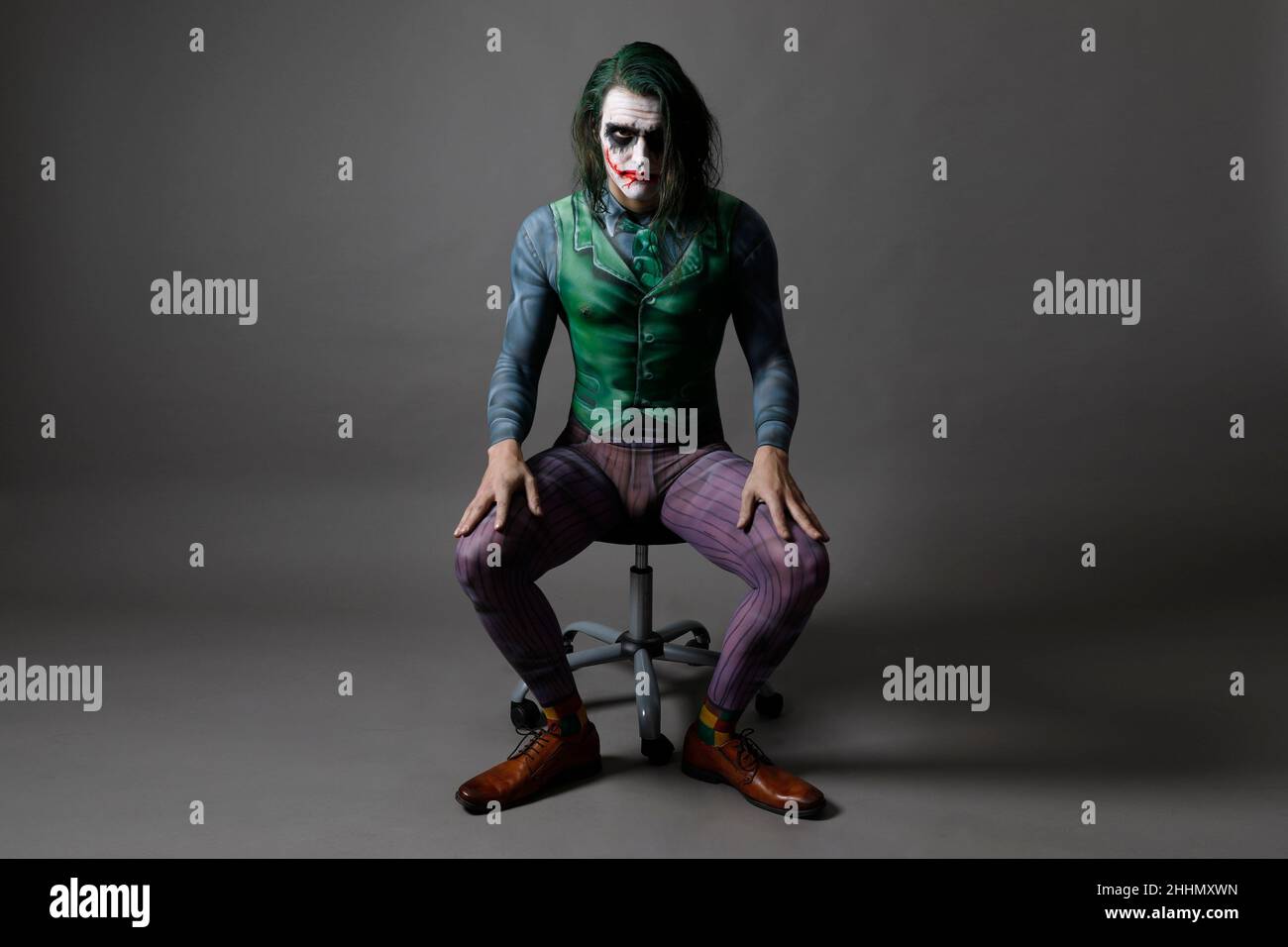 GEEK ART - Bodypainting und Transformaking: Joker trifft Riddler Fotoshooting mit Patrick Kiel als Joker im Duesterwald Studio am 23. Januar 2022 in Hamelin - Ein Projekt der Fotografin Tschiponnique Skupin und des Bodypainters Enrico Lein Stockfoto