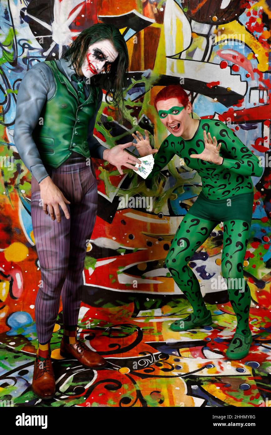 GEEK ART - Bodypainting und Transforming: Joker trifft Riddler Fotoshooting mit Patrick Kiel als Joker und Paul Skupin als Riddler im Duesterwald Studio am 23. Januar 2022 in Hamelin - Ein Projekt der Fotografin Tschiponnique Skupin und des Bodypainters Enrico Lein Stockfoto