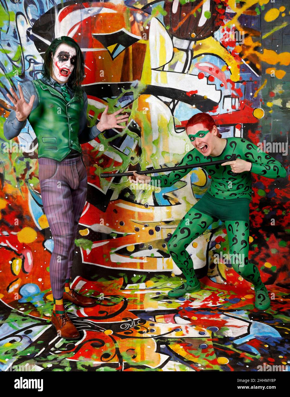 GEEK ART - Bodypainting und Transforming: Joker trifft Riddler Fotoshooting mit Patrick Kiel als Joker und Paul Skupin als Riddler im Duesterwald Studio am 23. Januar 2022 in Hamelin - Ein Projekt der Fotografin Tschiponnique Skupin und des Bodypainters Enrico Lein Stockfoto