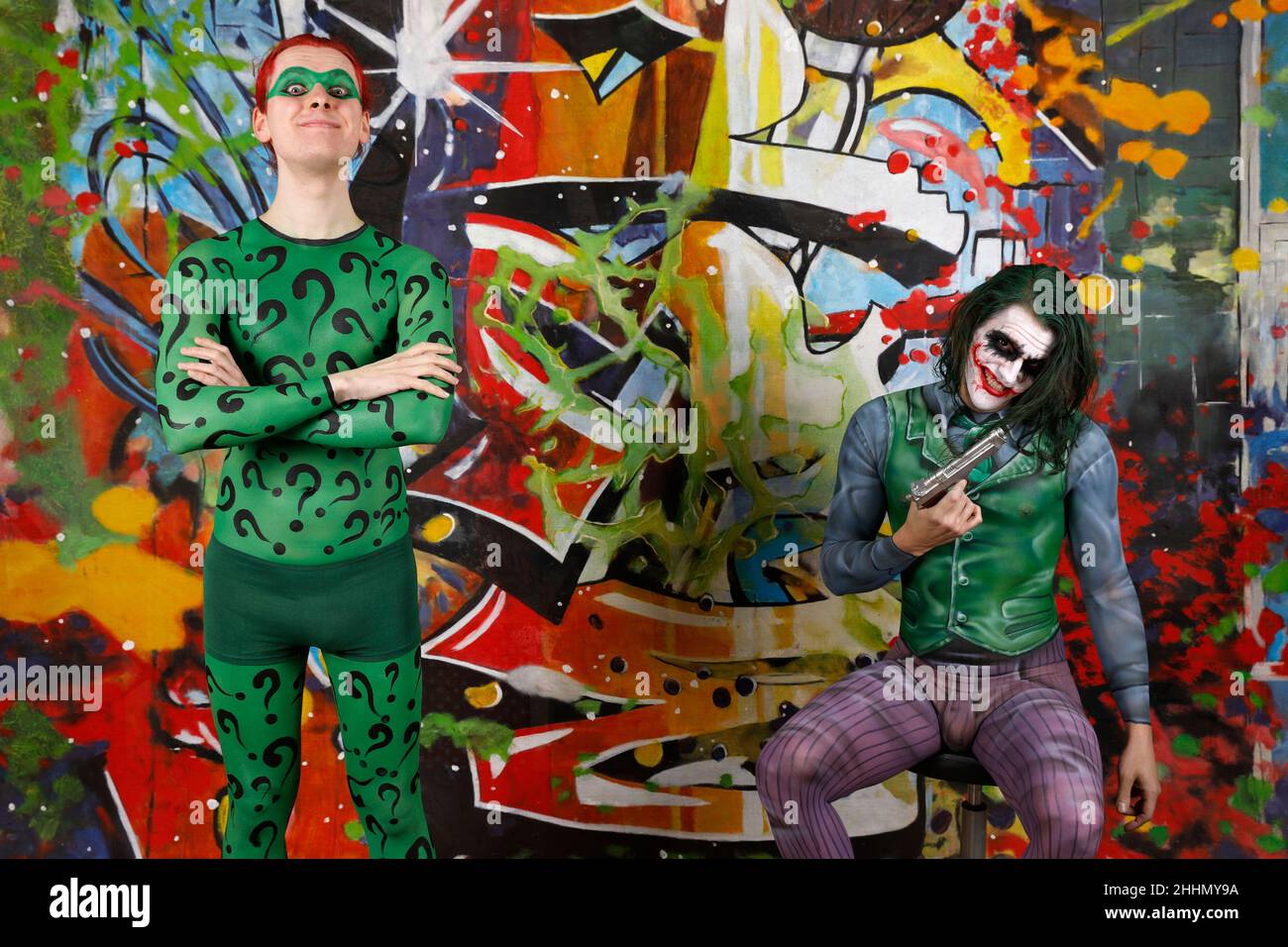 GEEK ART - Bodypainting und Transforming: Joker trifft Riddler Fotoshooting mit Patrick Kiel als Joker und Paul Skupin als Riddler im Duesterwald Studio am 23. Januar 2022 in Hamelin - Ein Projekt der Fotografin Tschiponnique Skupin und des Bodypainters Enrico Lein Stockfoto