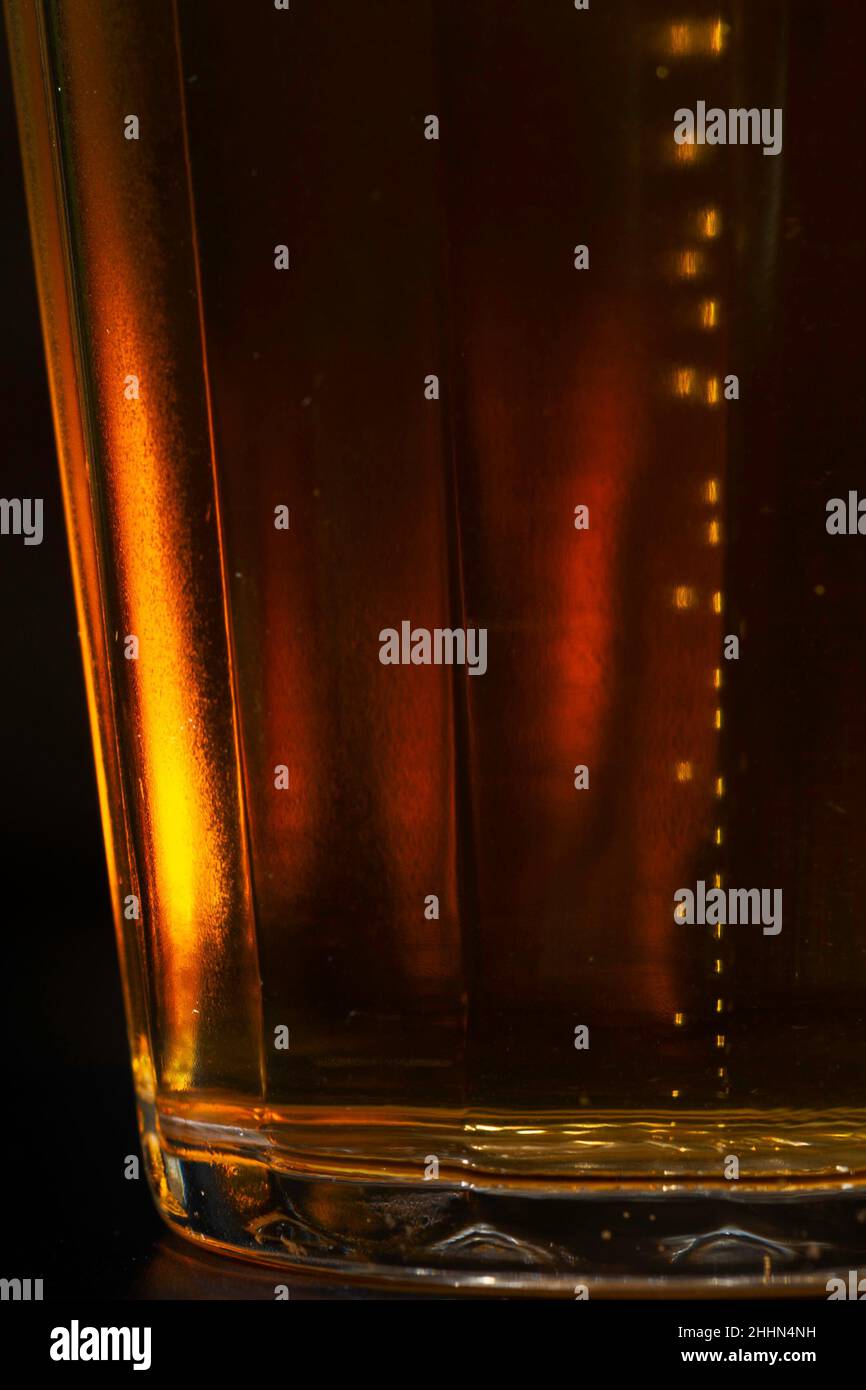 Ein Glas Bier auf dunklem Grund Stockfoto