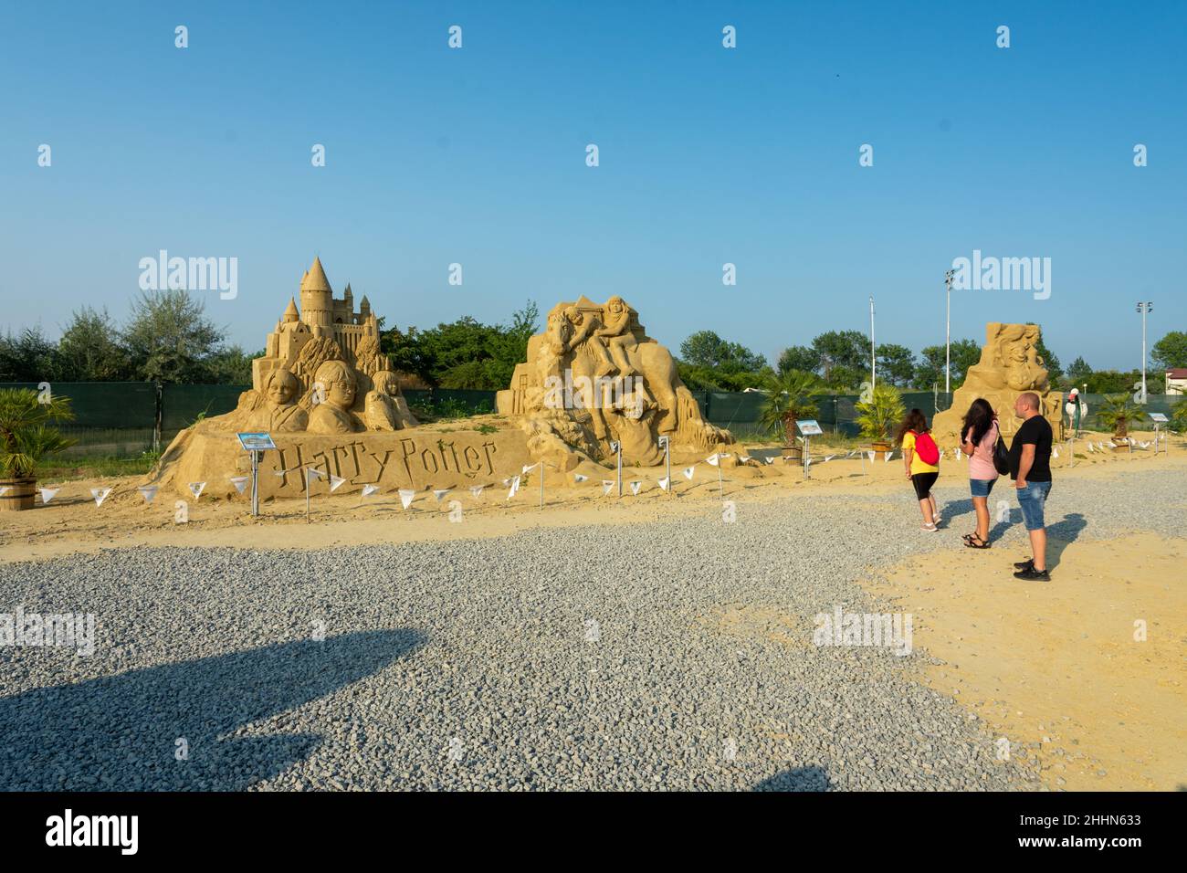 Sandfiguren von Zeichentrickfiguren, die im Meeresgarten in Burgas, Bulgarien, ausgestellt sind. Stockfoto