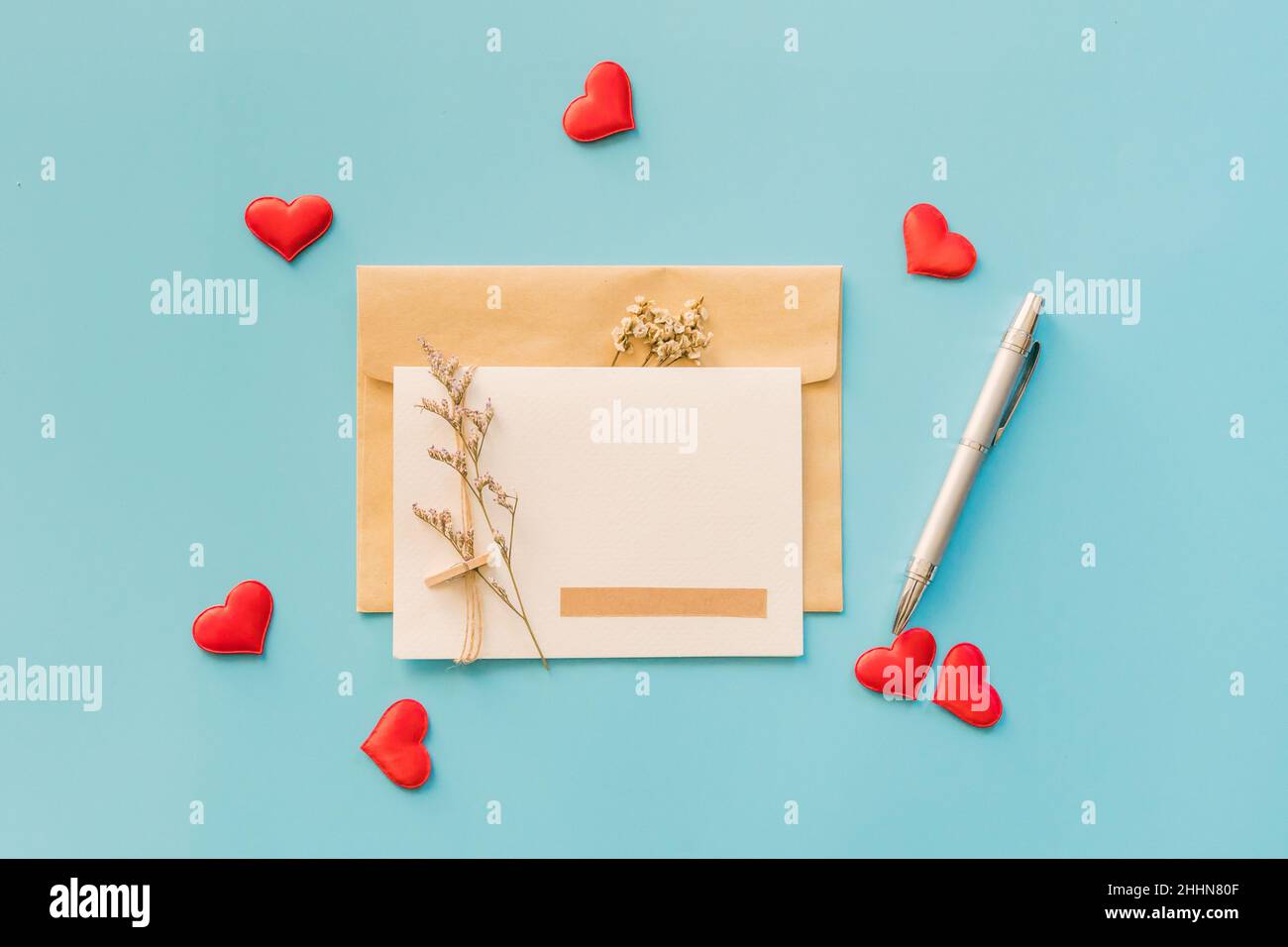 Valentinskarte und rotes Herz auf blauem Hintergrund, Platz für Text kopieren Stockfoto