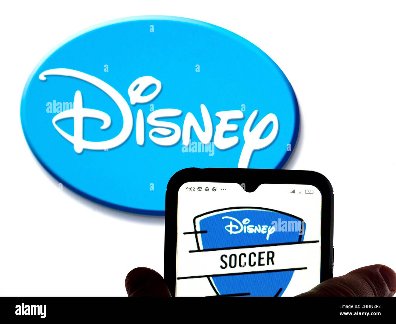 In dieser Abbildung ist das Disney Soccer-Logo auf einem Smartphone-Bildschirm mit einem Disney-Logo im Hintergrund zu sehen. (Foto von Igor Golovniov / SOPA Images/Sipa USA) Stockfoto