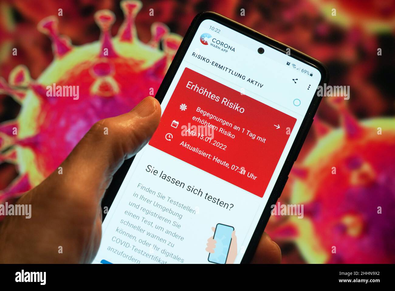 Die deutsche Corona Warning App zeigt ein erhöhtes Risiko auf einem Smartphone, nachdem man eine Person getroffen hat, die positiv getestet wurde. --- die Corona Warn-App zeigt auf einem Smartphone ein erhöhtes Risiko nach einer Begegnung mit einer positiv gestesteten Person an. Stockfoto