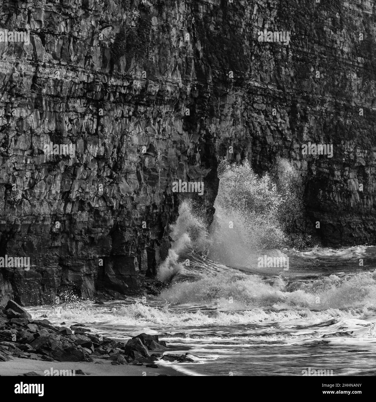 Ein Sturm peitscht die See an den Buntsandstein Felsen am Nordstrand, Unterland, Helgoland (Juwel. Helgoland) am 05,01..2022) Kreis Pinneberg, Schleswi Stockfoto