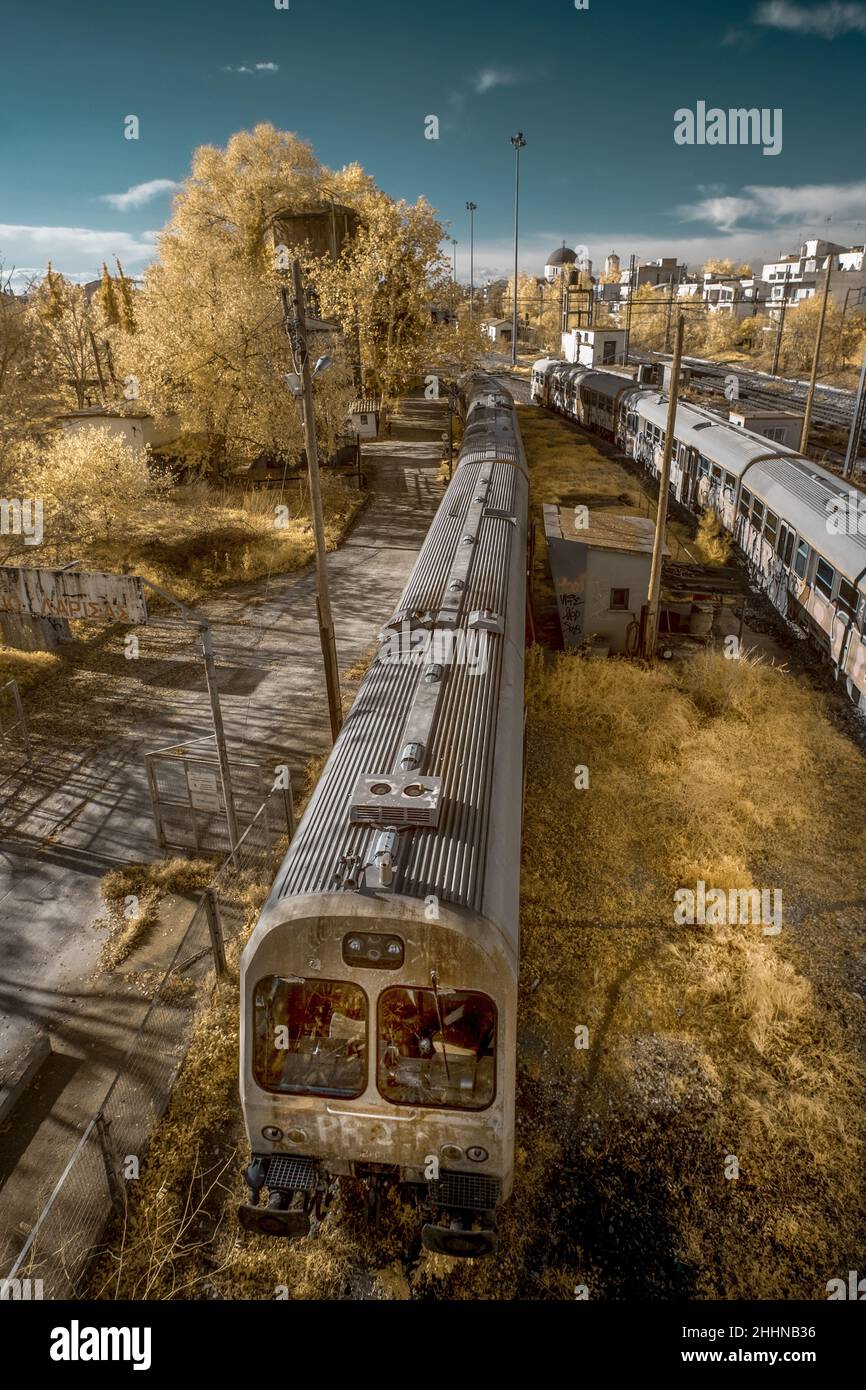Infrarot-Stadtkulisse eines verlassenen Zuges Stockfoto