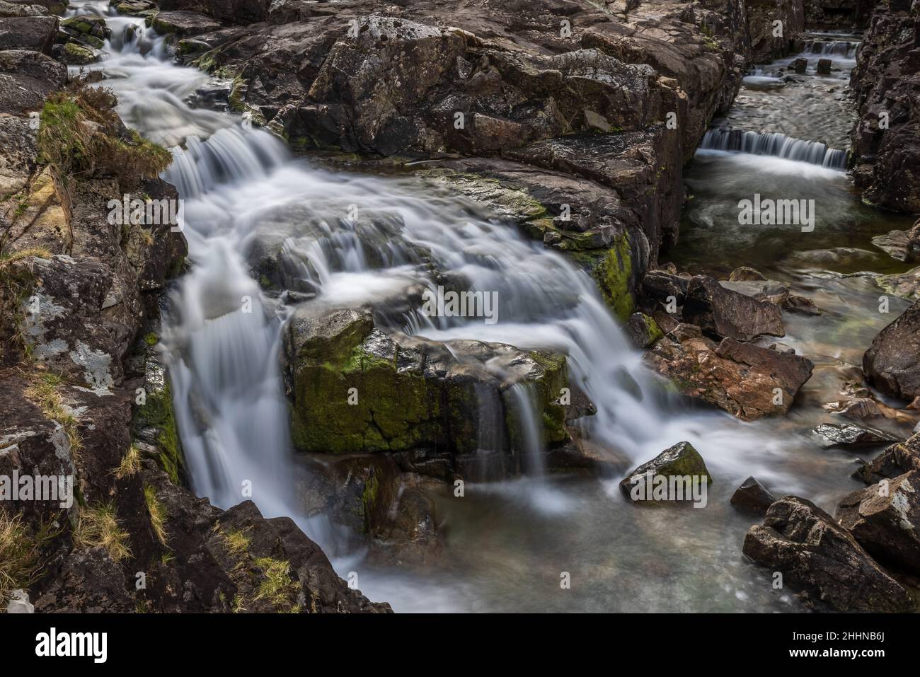 Der Fluss Coe entspringt am nordöstlichen Fuße des Buachaille Etive Beag in Schottland und fließt westlich entlang des Glen Coe. Nach dramatischen Wasserfällen am Pa Stockfoto