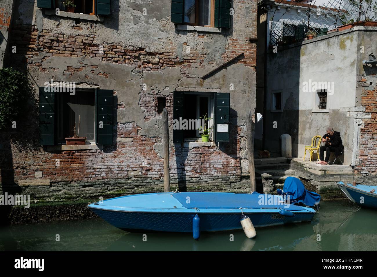 Ein Mann spielt seine Gitarre entlang eines Kanals in Venedig Stockfoto