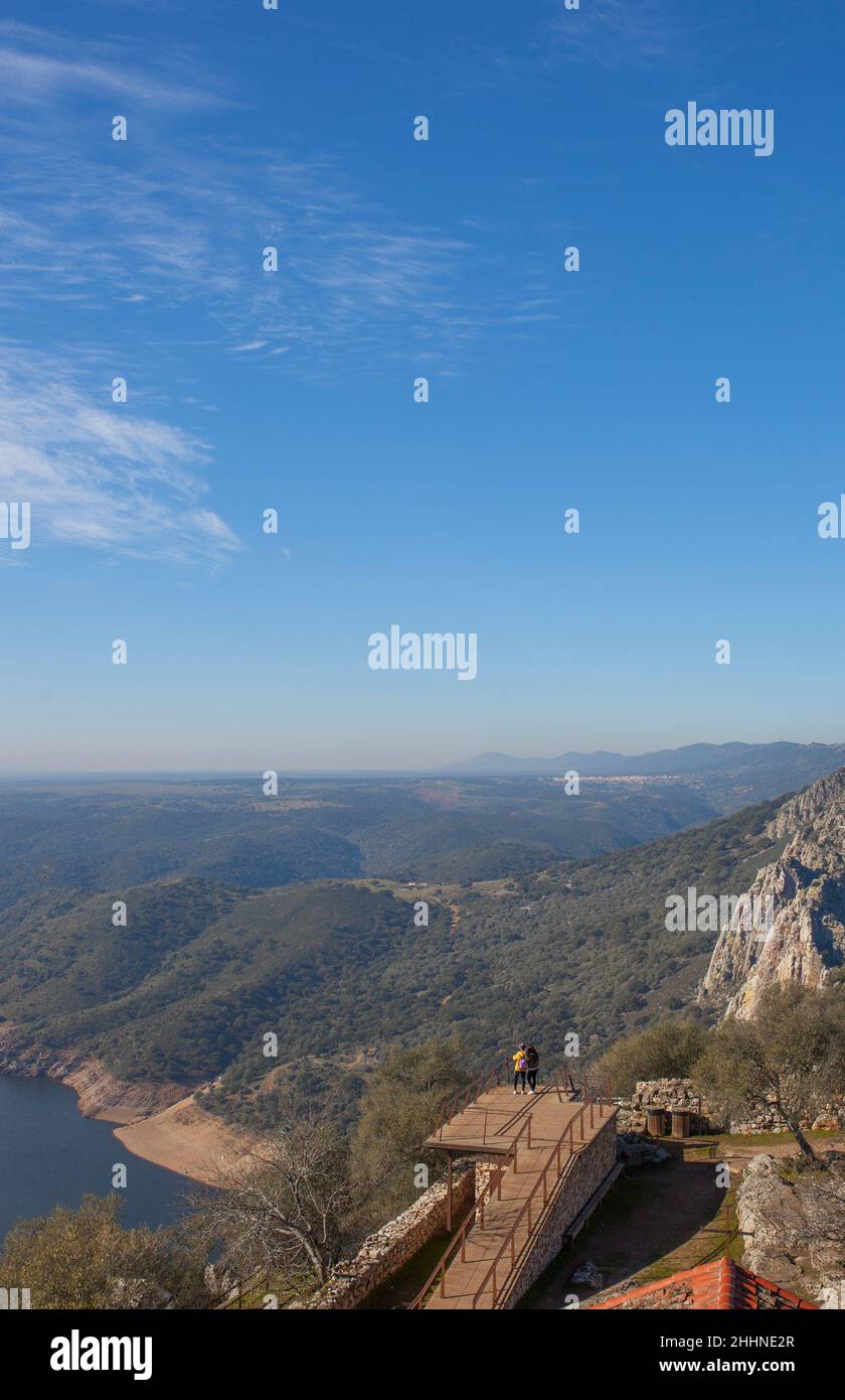 Besucher beobachten den Park vom Aussichtspunkt aus. Nationalpark Monfrague, Caceres, Extremadura, Spanien Stockfoto