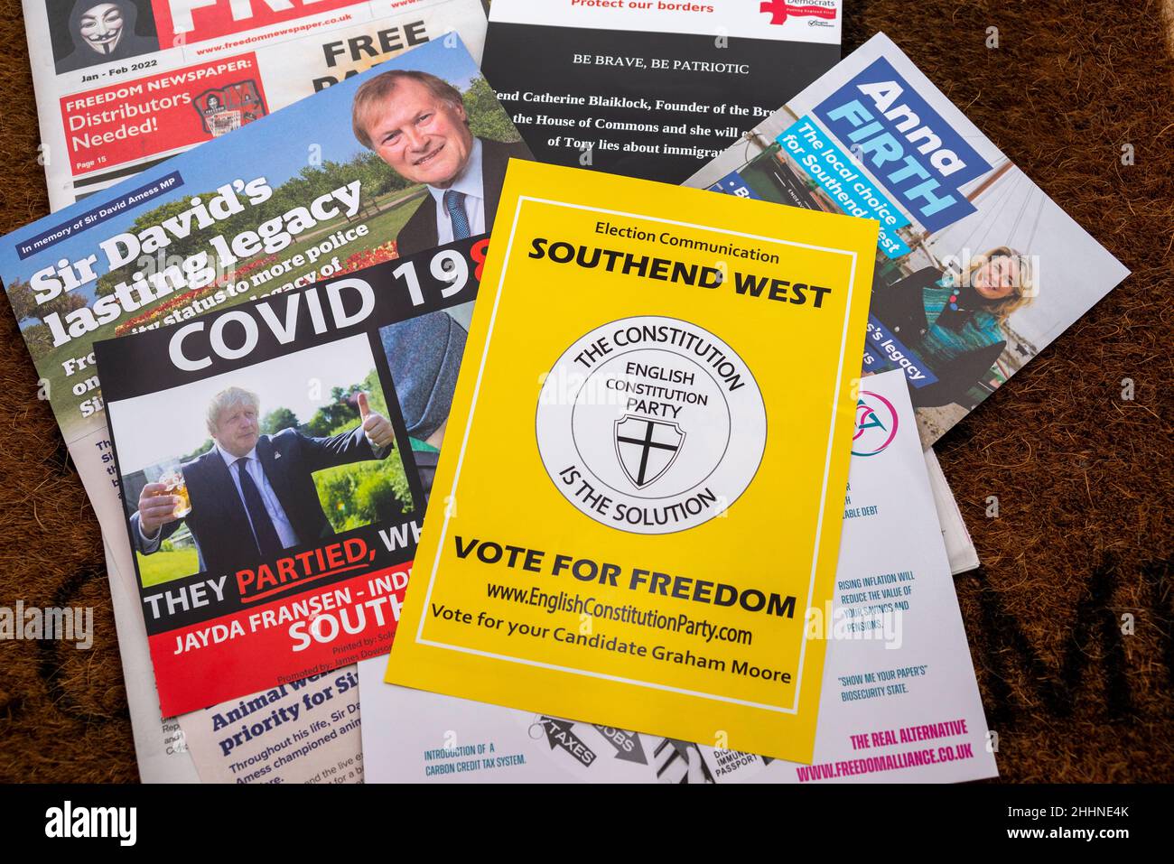 Southend on Sea, Essex, Großbritannien. 25th Januar 2022. Für den 3rd. Februar wurde eine Nachwahl für den Wahlkreis Southend West angesetzt, um den ermordeten Abgeordneten Sir David Amess zu ersetzen. Labour, Lib Dems und Reform bestreiten den Sitz nicht, aber die englischen Demokraten, die englische Constitution Party, die Freedom Alliance und die unabhängige Kandidatin Jayda Fransen (ebenfalls von der British Freedom Party und früher von EDL) gehören zu jenen, die den Sitz gegen die konservative Anna Firth anfechten. Vor Ort wurden Broschüren zu Parteikampagnen mit extremen Ansichten geliefert, in denen die Einwanderung und Covid 19 kommentiert wurden Stockfoto